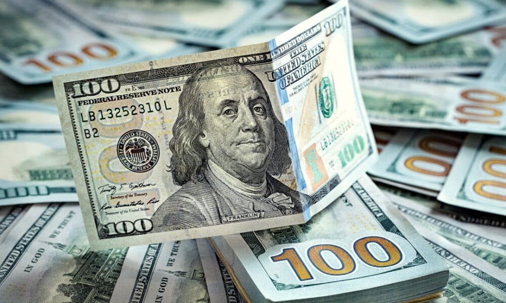 dolar-sobe-1,29%-e-fecha-a-r$-5,91-com-tarifaco-de-trump-e-temor-de-guerra-comercial