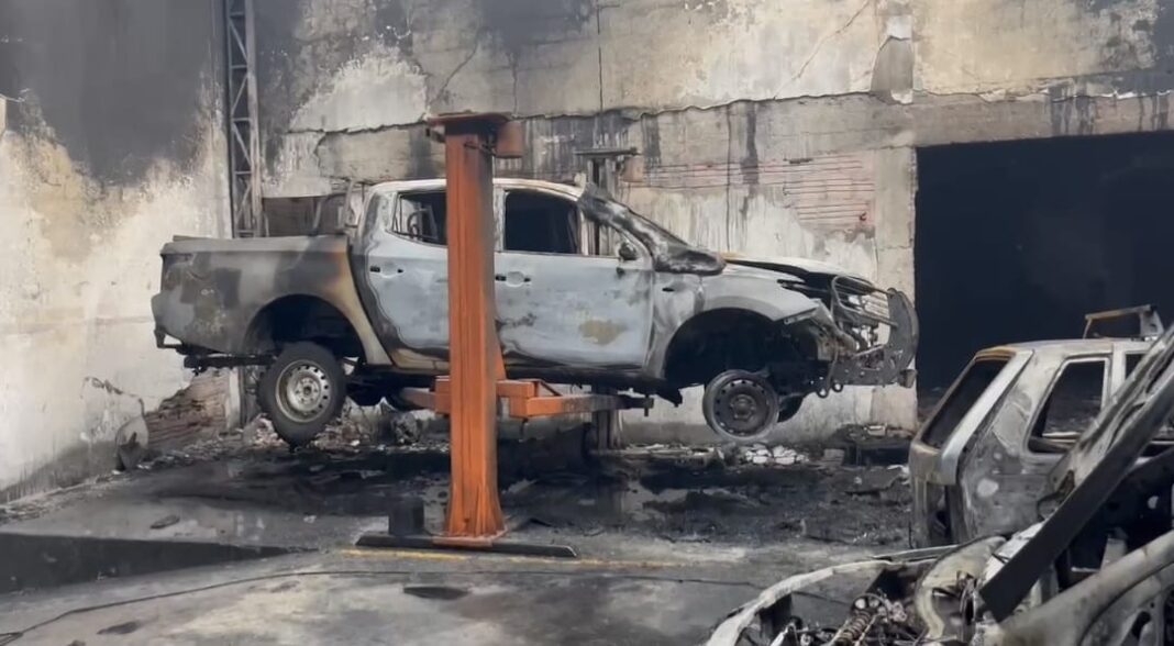 varios-veiculos-sao-destruidos-durante-incendio-em-loja-automotiva-de-cruzeiro-do-sul