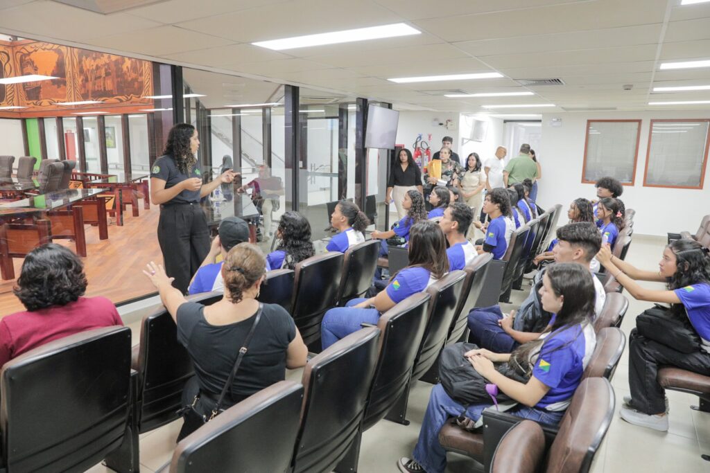 alunos-da-escola-clicia-gadelha-visitam-aleac-e-conhecem-um-pouco-sobre-a-rotina-do-legislativo