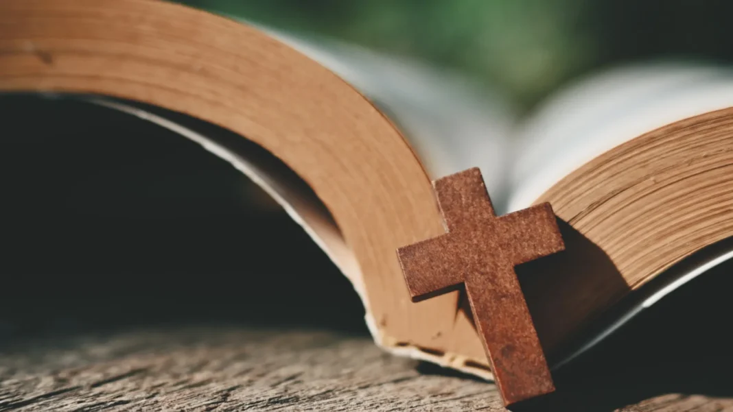 camara-de-bh-aprova-uso-da-biblia-em-escolas-como-material-de-apoio