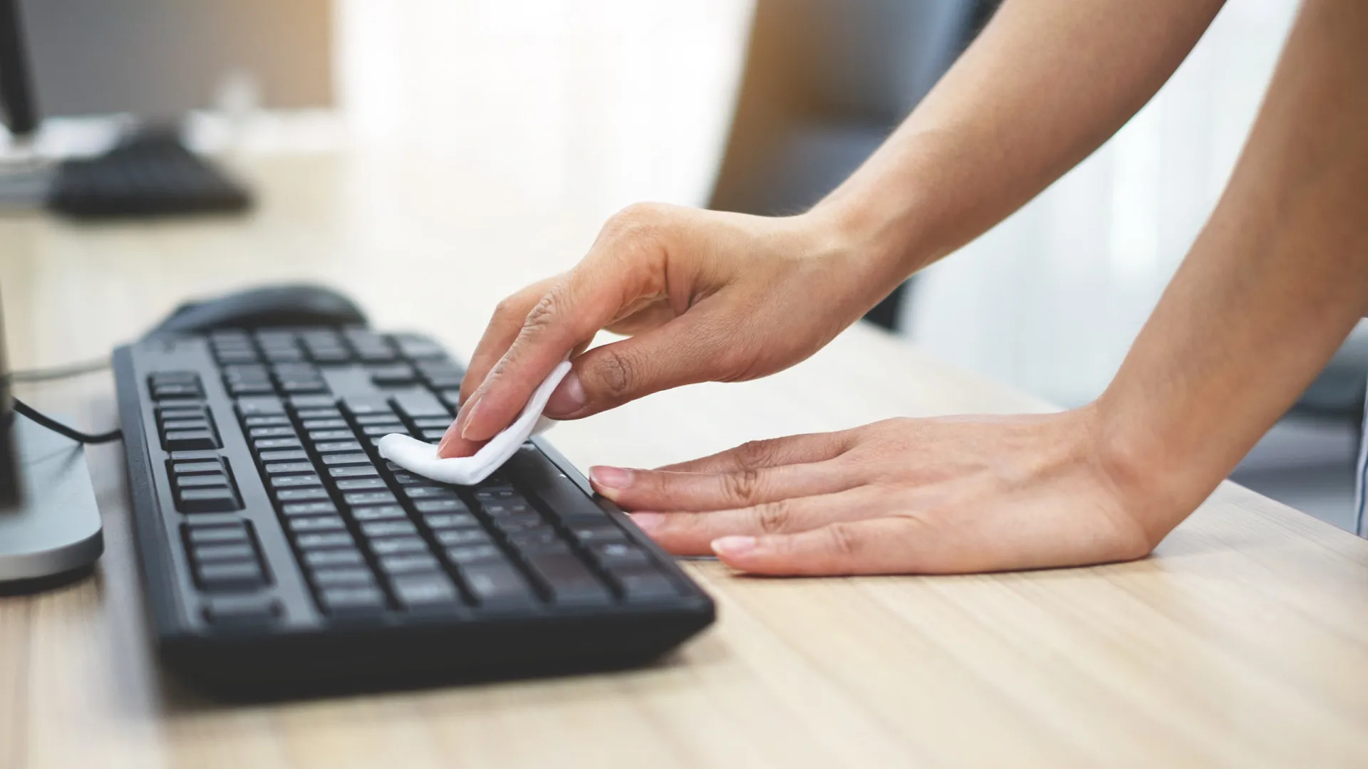 saiba-como-limpar-corretamente-o-teclado-do-seu-computador