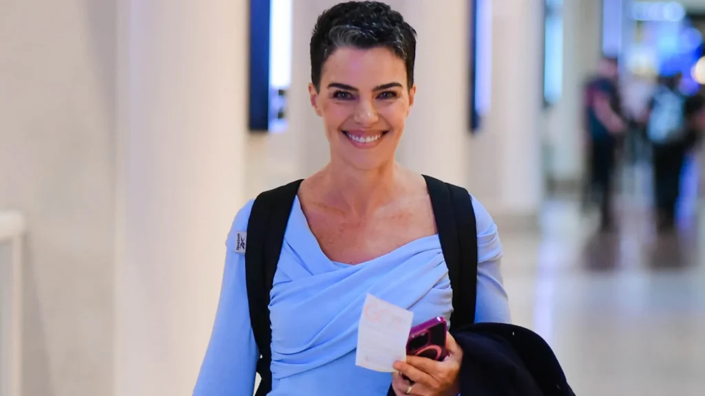 em-clique-raro,-ana-paula-arosio-e-vista-em-aeroporto-do-rio-e-tira-foto-com-fas