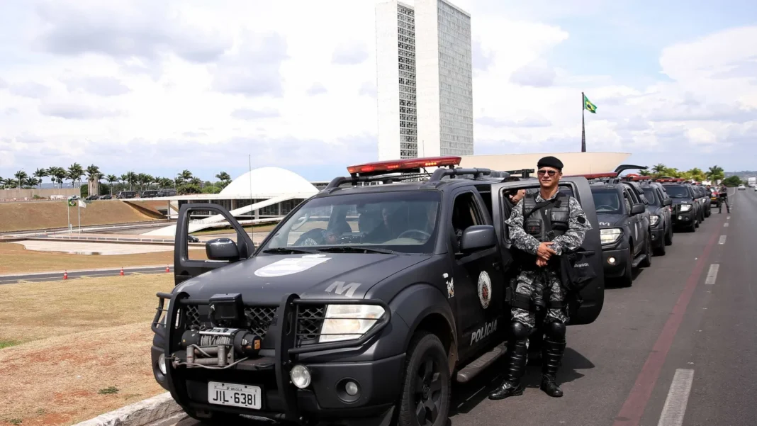 policia-atira-bombas-de-gas-em-marcha-de-indigenas-em-frente-ao-congresso