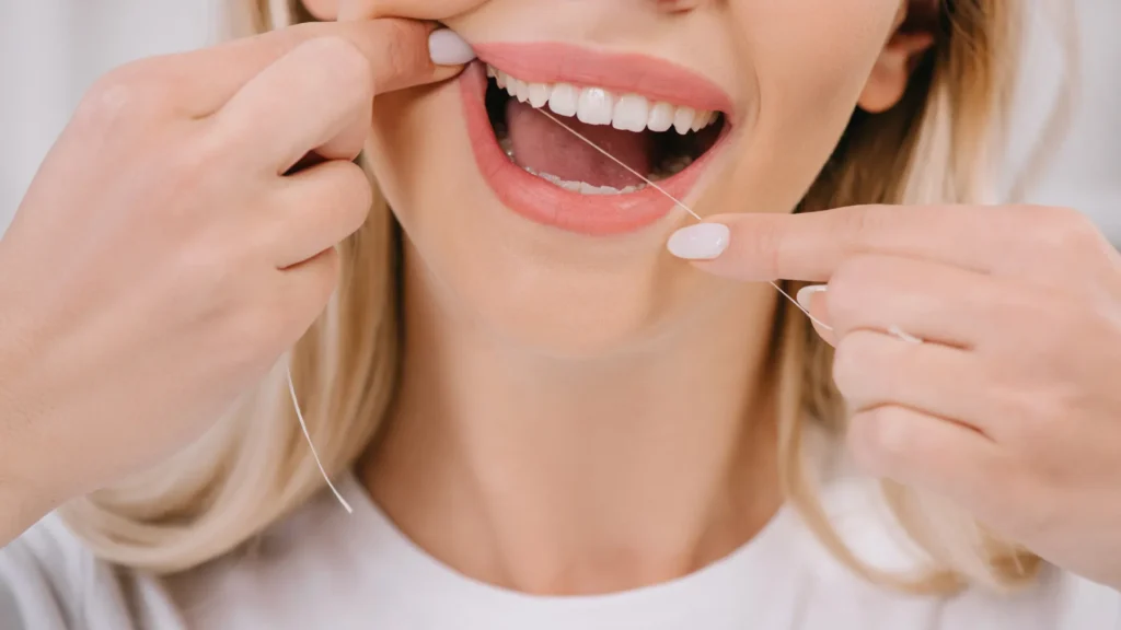 devemos-passar-o-fio-dental-antes-ou-depois-de-escovar-os-dentes?