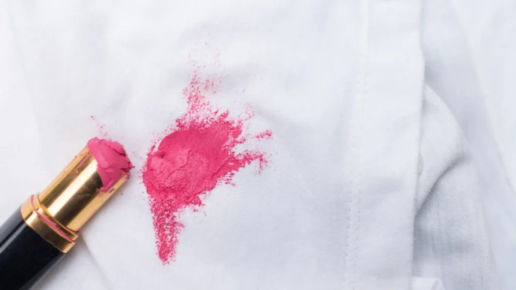 aprenda-um-truque-simples-para-remover-manchas-de-batom-da-roupa