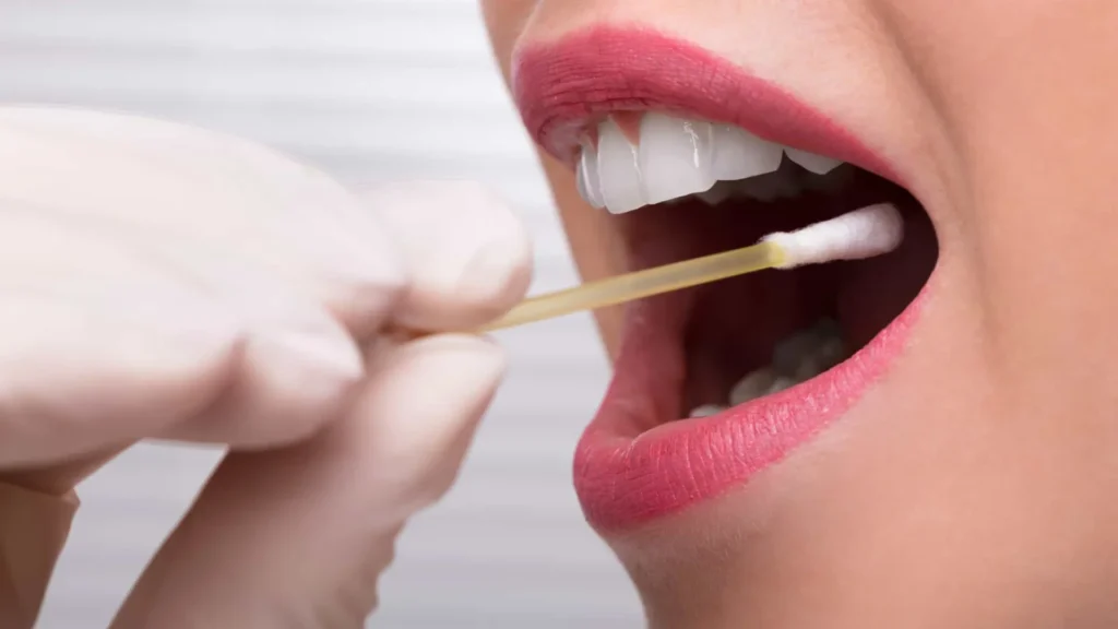 teste-de-saliva-para-endometriose-e-considerado-promissor,-mas-ha-ressalvas