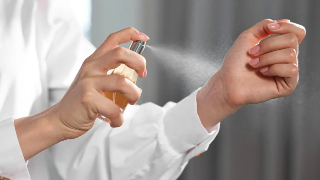 como-aplicar-perfume-do-jeito-certo-e-manter-o-aroma-por-horas