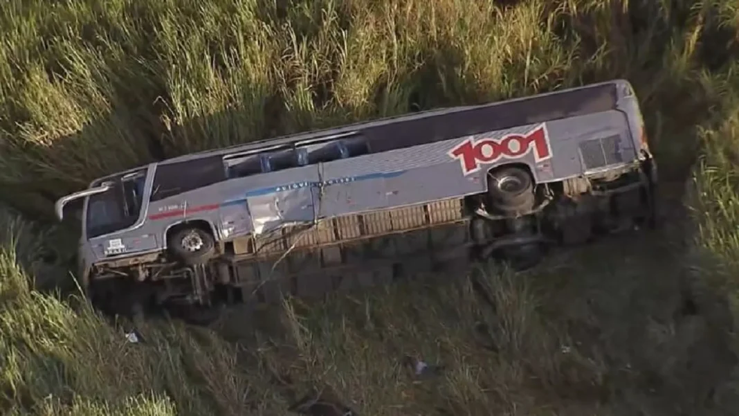 onibus-com-45-passageiros-cai-em-ribanceira-na-dutra,-e-uma-pessoa-morre