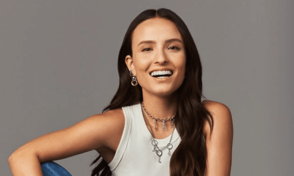 larissa-manoela-encanta-com-selfies-criativas-e-diverte-ao-contar-perrengue-no-detran