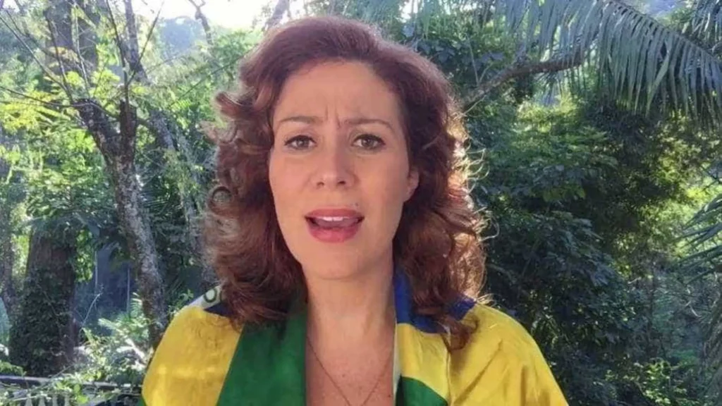 carla-zambelli-sofre-acidente-ao-tentar-pegar-absorvente-em-aviao