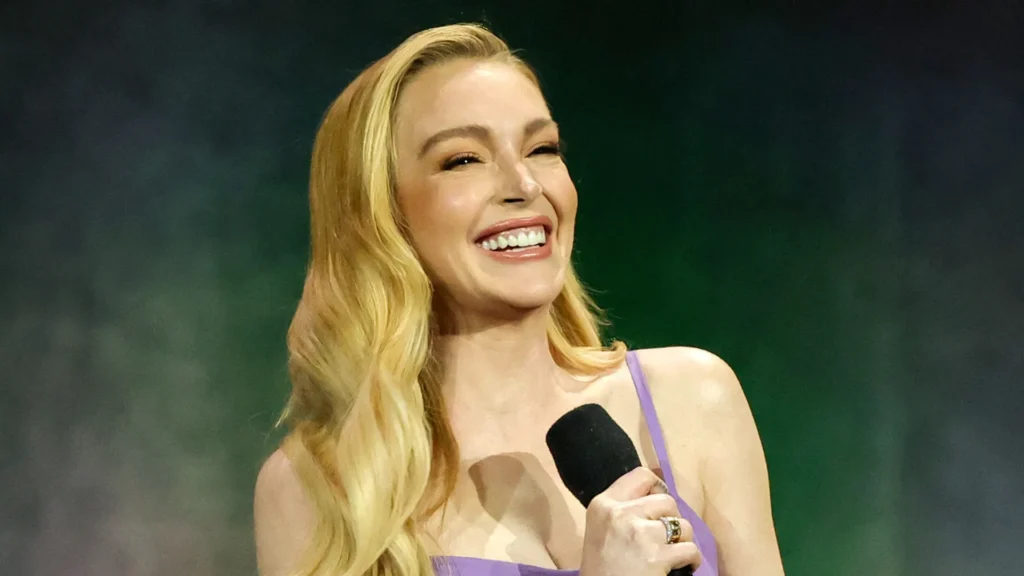 lindsay-lohan-surge-radiante-com-vestido-e-bolsa-chanel