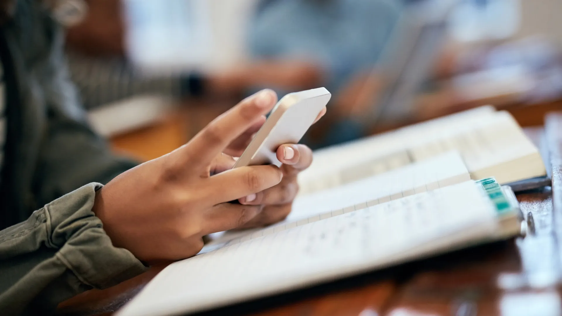 aprendizado-melhorou-no-1o-mes-de-proibicao-de-celular-em-escolas,-diz-secretario-da-educacao