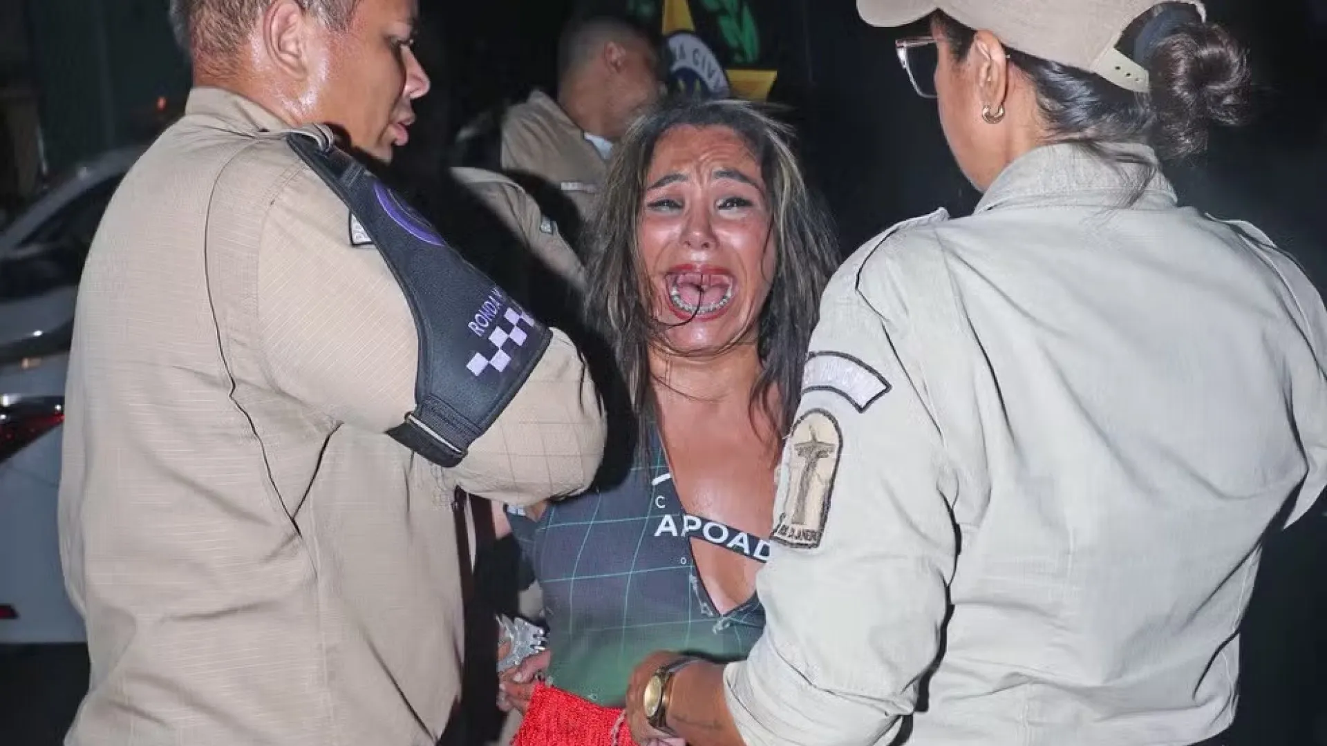 mulher-e-detida-apos-morder-pessoas-em-camarote-no-sambodromo-do-rio