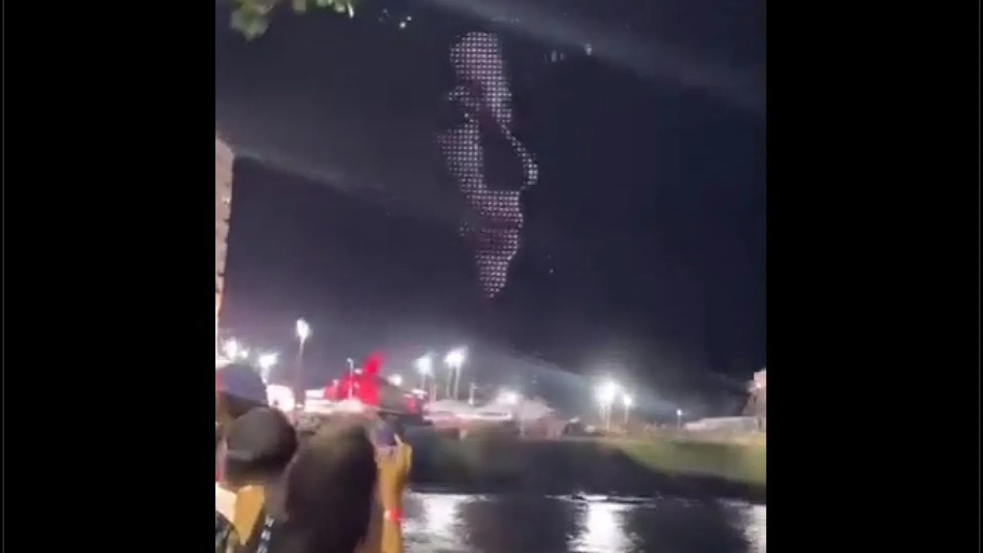 salvador-homenageia-fernanda-torres-com-show-de-drones-durante-o-carnaval