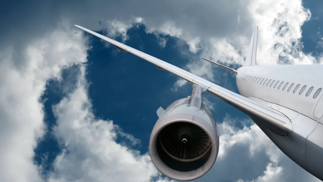 aviao-com-3-pessoas-a-bordo-cai-em-rua-movimentada-na-florida,-nos-eua