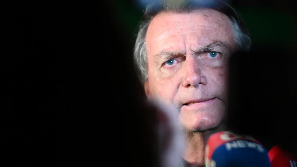 bolsonaro-se-diz-constrangido-por-nao-ir-a-posse-de-trump