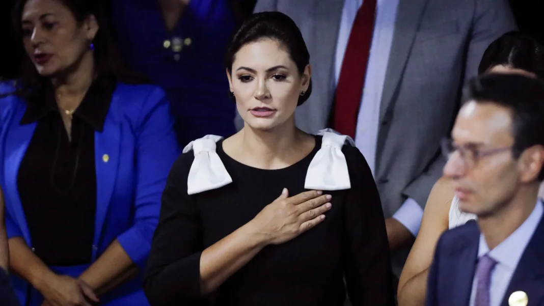 michelle-diz-que-vai-mandar-abraco-de-bolsonaro-a-trump-e-fala-em-perseguicao-do-judiciario