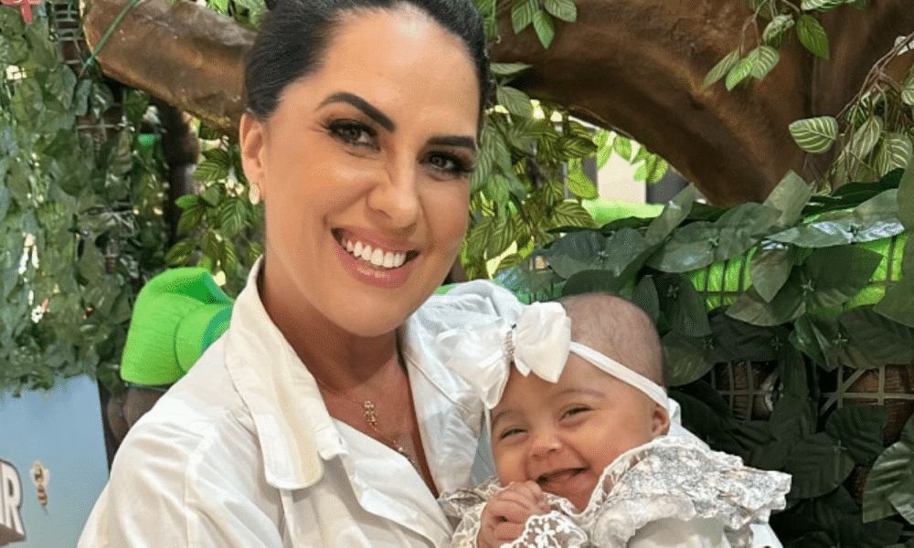 graciele-lacerda-leva-bebe-clara-para-primeiro-passeio-no-shopping-e-emociona-fas