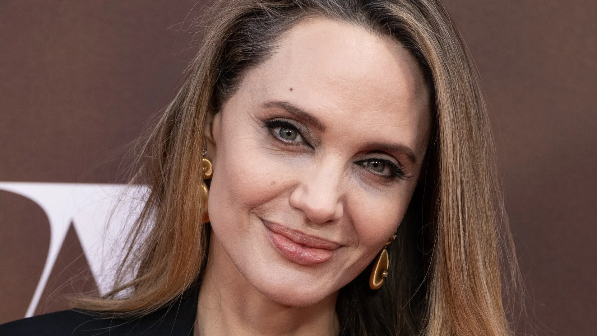 atriz-angelina-jolie-visita-centro-de-imigrantes-e-refugiados-em-sp