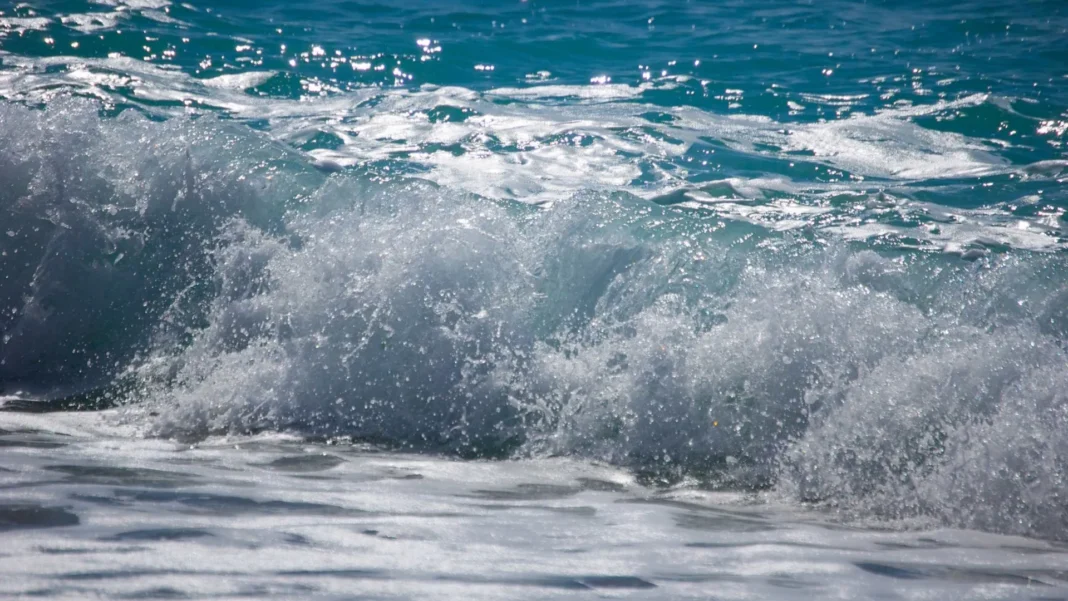 surfista-morre-afogado-em-santos-(sp)-durante-ressaca-de-mar