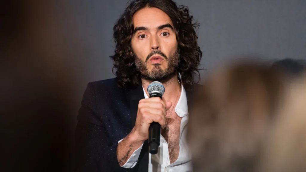 russell-brand-e-formalmente-acusado-de-crimes-sexuais