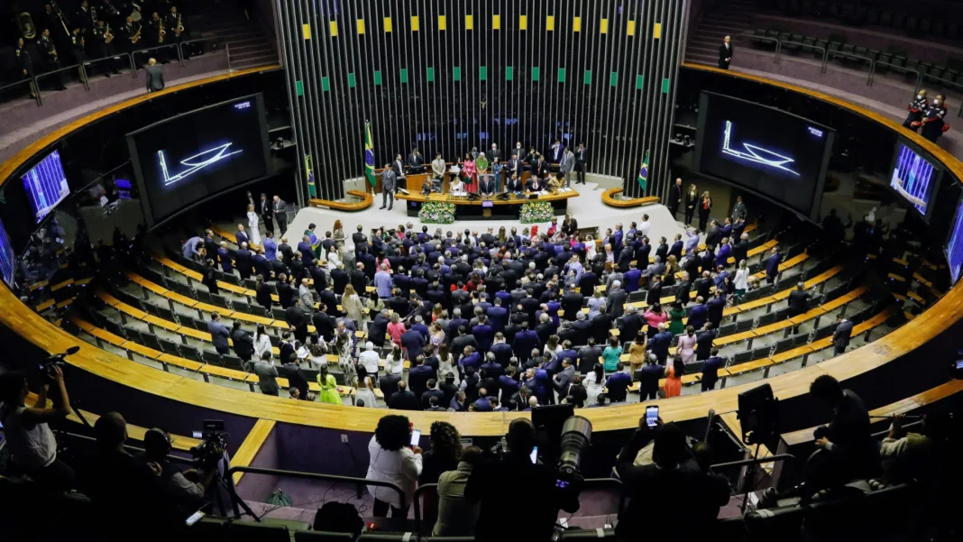 novo-comando-do-congresso-tem-deputado-de-24-anos-como-cotado-e-bolsonarismo-raiz-a-margem