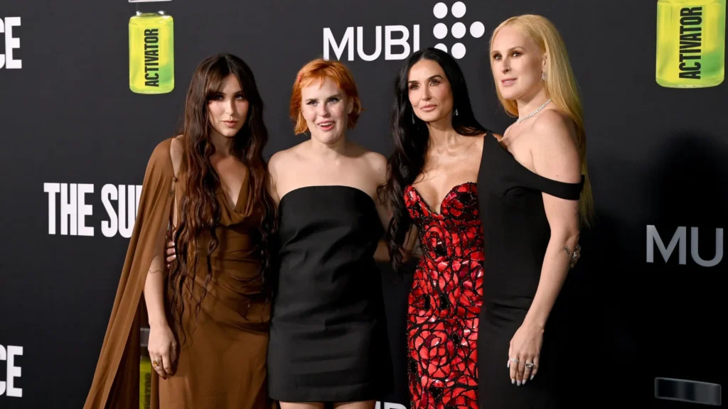 filha-de-bruce-willis-diz-nao-achar-estranho-ainda-tomar-banho-com-irmas