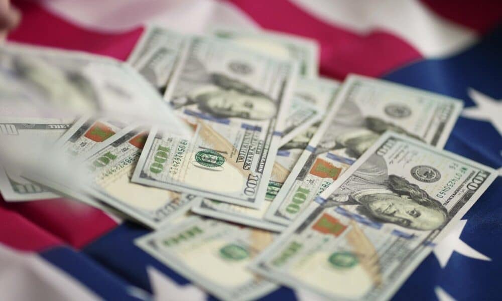 dolar-recua-a-r$-5,846-com-alivio-global-e-ibovespa-sobe-0,97%-nesta-segunda