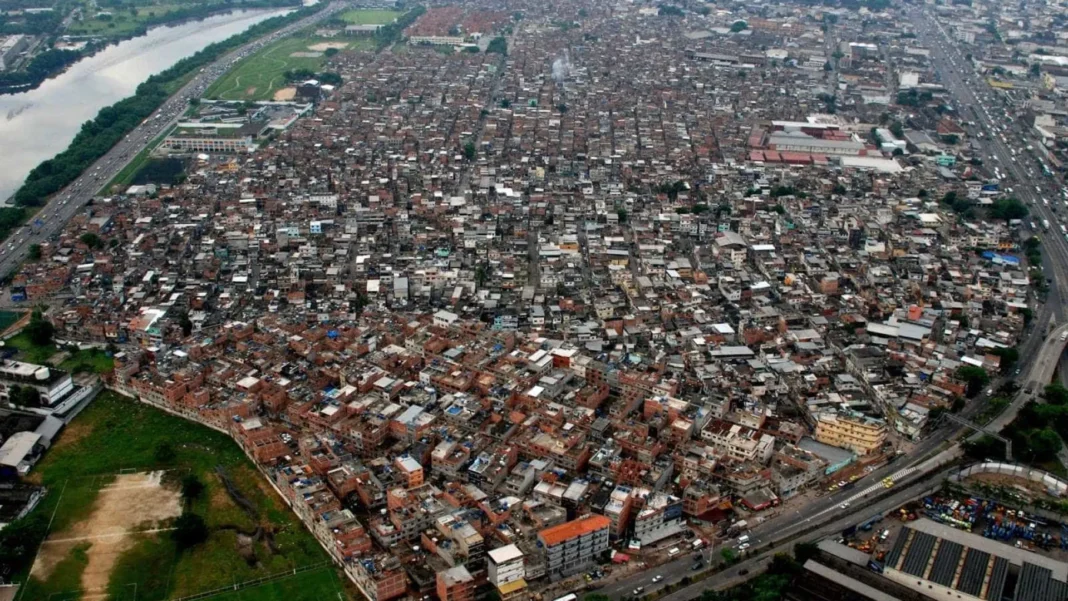 policia-estoura-‘escritorio’-do-comando-vermelho-na-favela-da-mare