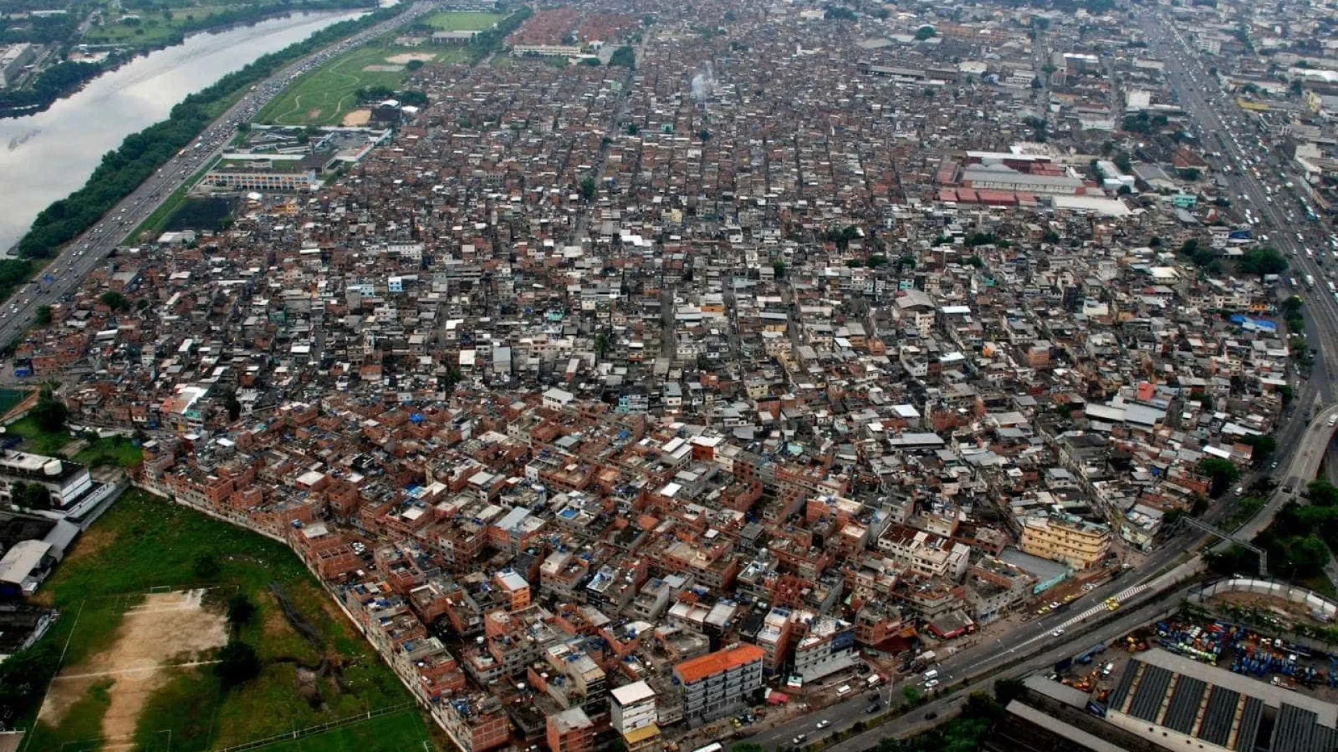 policia-estoura-‘escritorio’-do-comando-vermelho-na-favela-da-mare