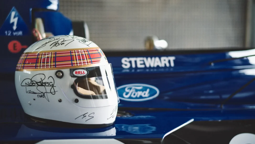 michael-schumacher-assina-capacete-com-outros-campeoes-de-f1