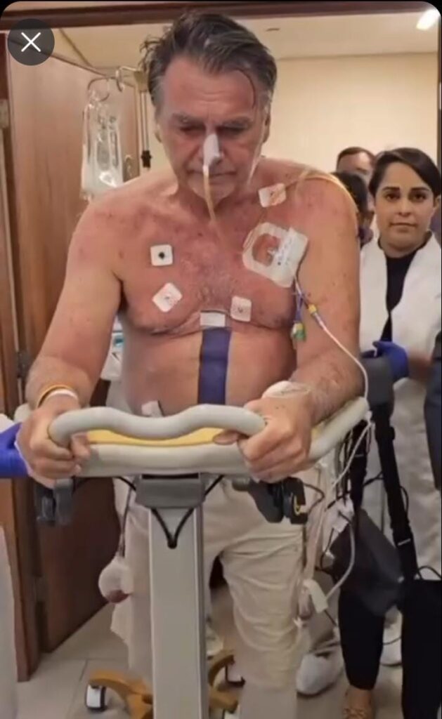 bolsonaro-caminha-ao-lado-de-medicos-apos-cirurgia-no-intestino;-veja-video