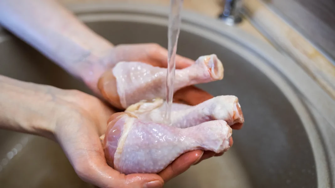 pense-duas-vezes-antes-de-voltar-a-lavar-frango-cru