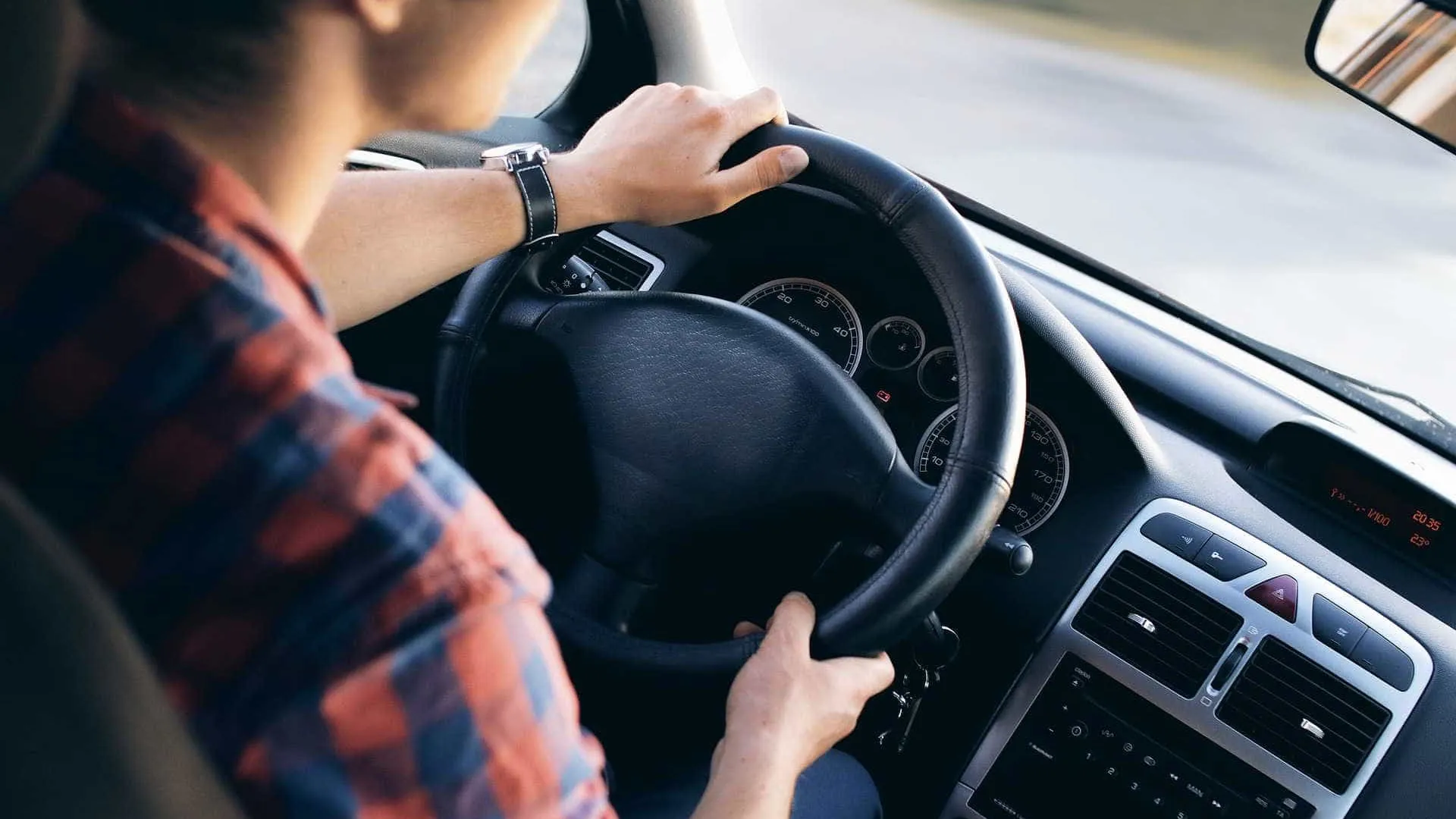 5-truques-para-seu-carro-gelar-sem-gastar-muita-gasolina-no-calor
