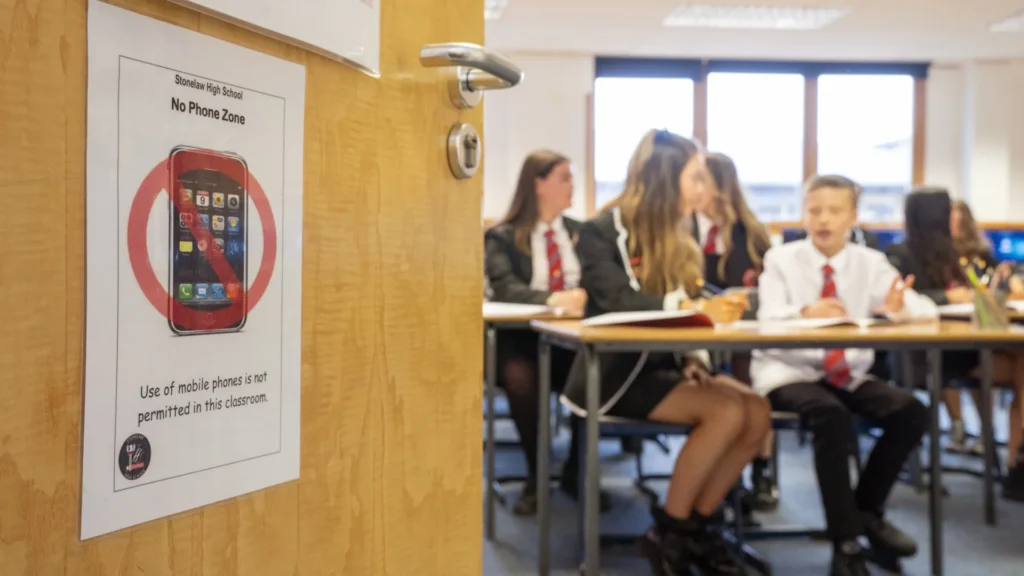 paises-que-estao-proibindo-o-uso-de-celular-nas-escolas