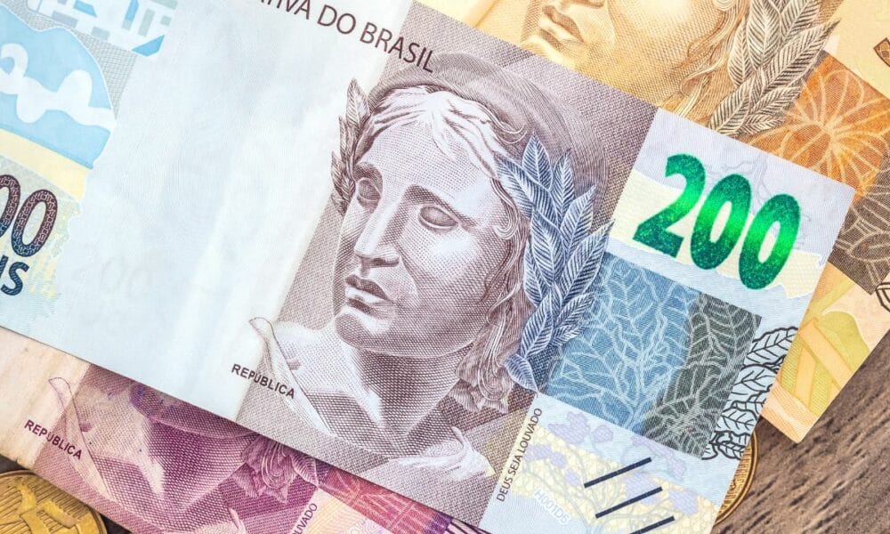 governo-concede-9%-de-aumento-salarial-a-servidores-federais-a-partir-de-maio-com-retroativos
