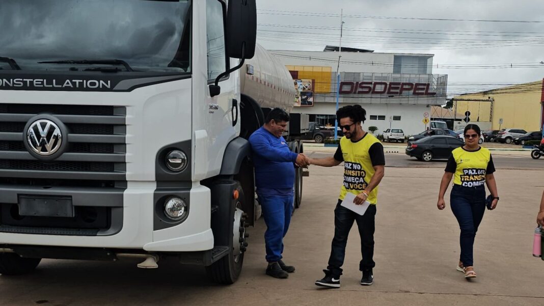 caminhoneiros-recebem-orientacoes-de-seguranca-em-acao-educativa-da-rbtrans
