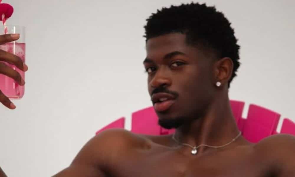 lil-nas-x-revela-paralisia-facial-em-video-e-pede-apoio-dos-fas-com-leveza:-‘estou-bem,-galera!’