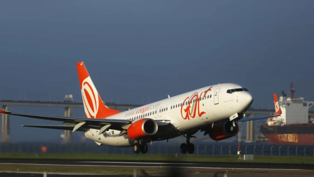 aviao-da-gol-bate-em-carro-durante-decolagem-no-galeao-(rj)