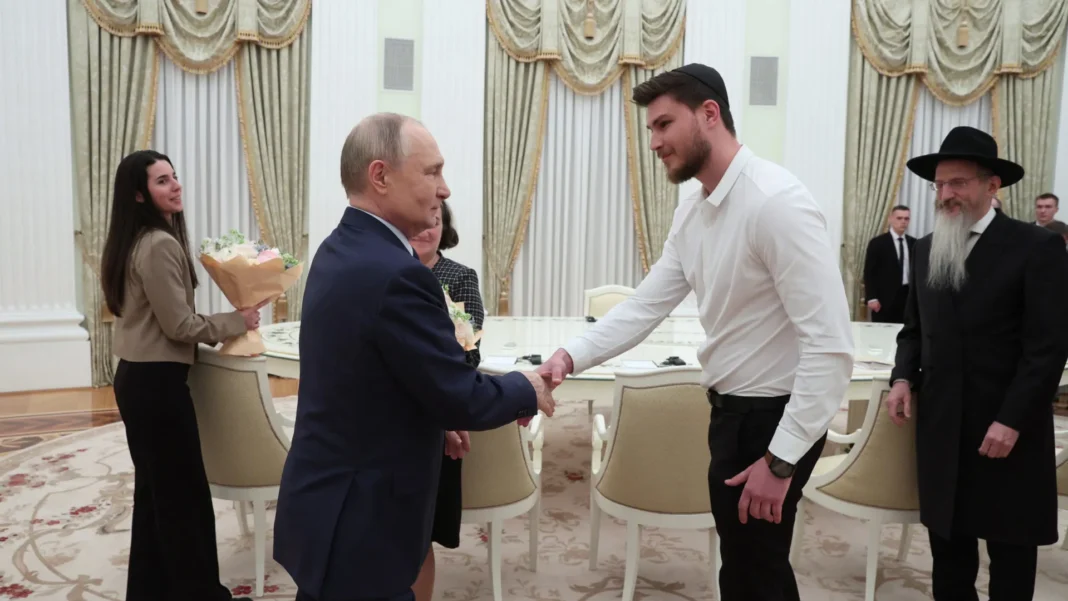 putin-recebe-familia-russa-feita-refem-pelo-hamas-durante-ataque-a-israel