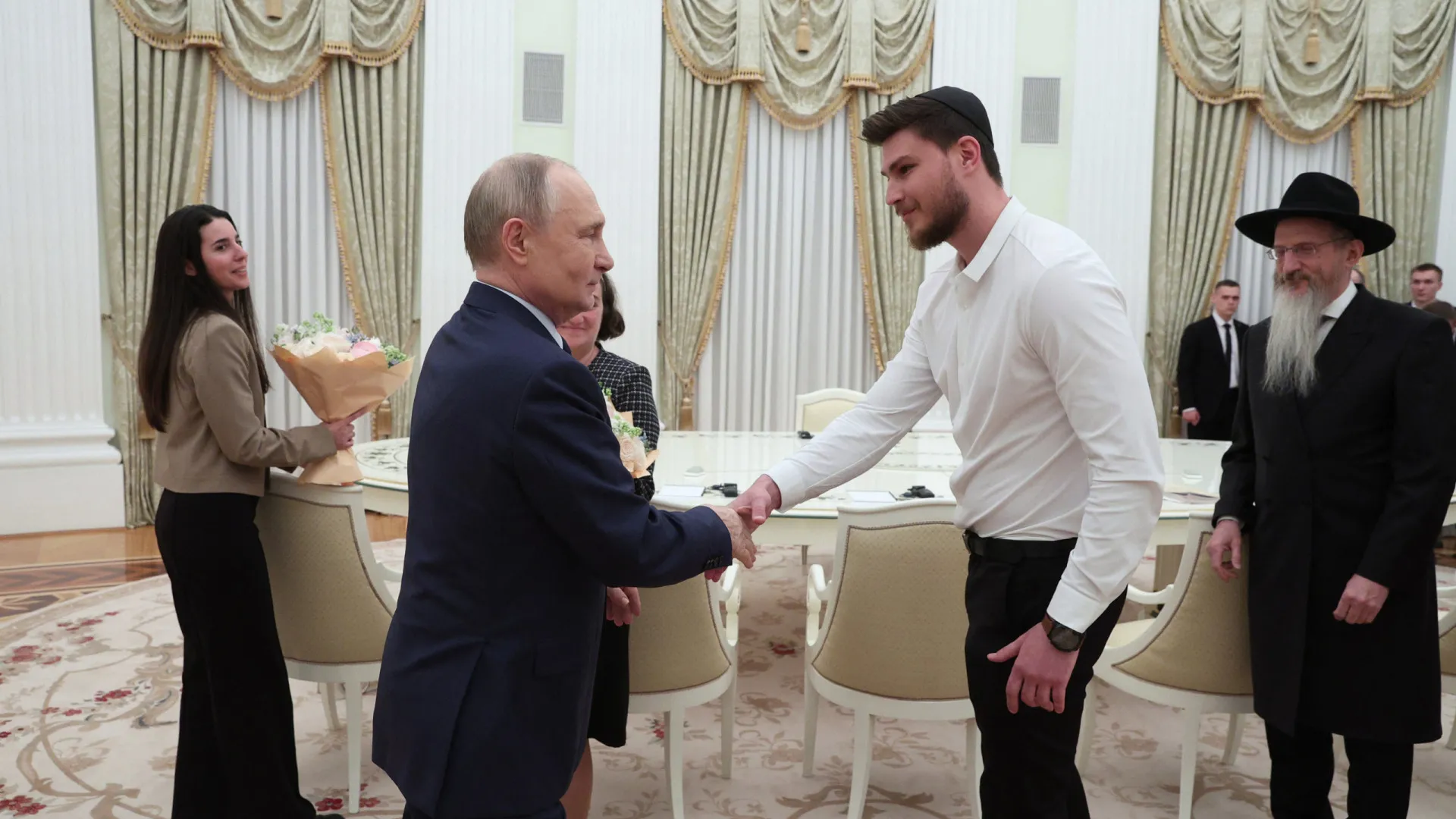 putin-recebe-familia-russa-feita-refem-pelo-hamas-durante-ataque-a-israel