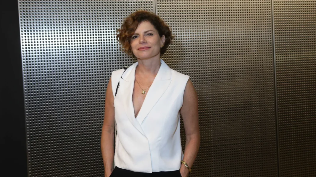 odete-roitman-e-atual-e-reflete-gente-como-elon-musk,-diz-debora-bloch