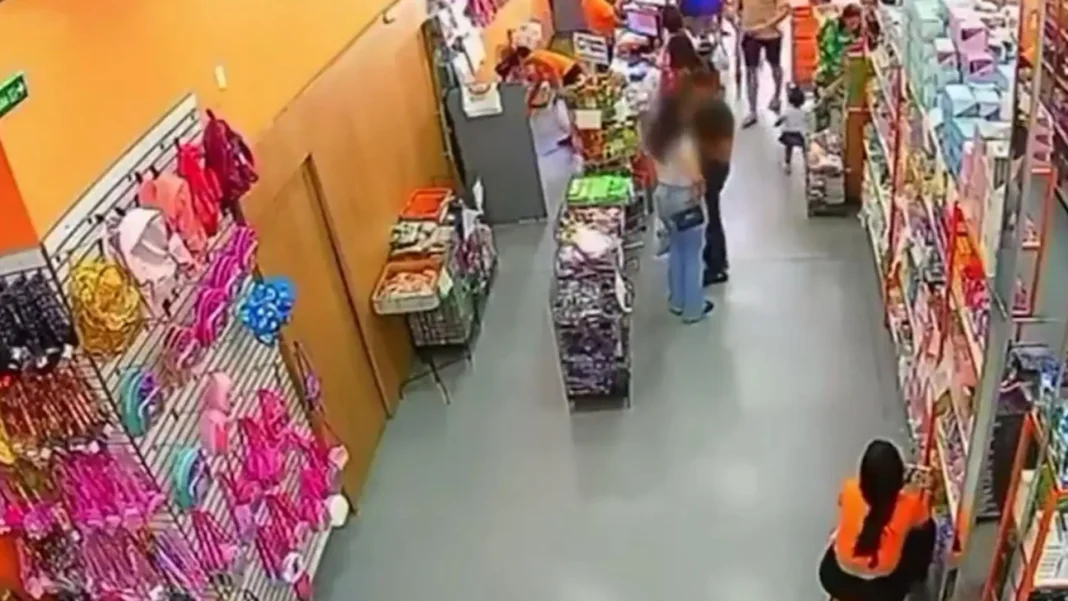 celular-explode-no-bolso-de-jovem-que-fazia-compras;-veja-o-video