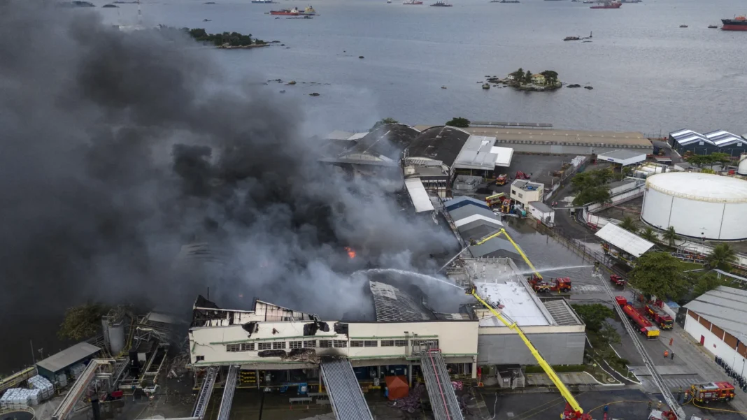 apos-incendio-em-fabrica,-ha-risco-de-vazar-oleo-na-baia-de-guanabara