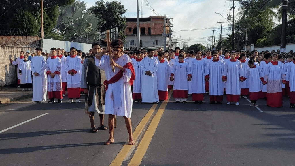 fe-e-devocao-marcam-procissao-da-via-sacra-na-sexta-feira-santa-em-cruzeiro-do-sul