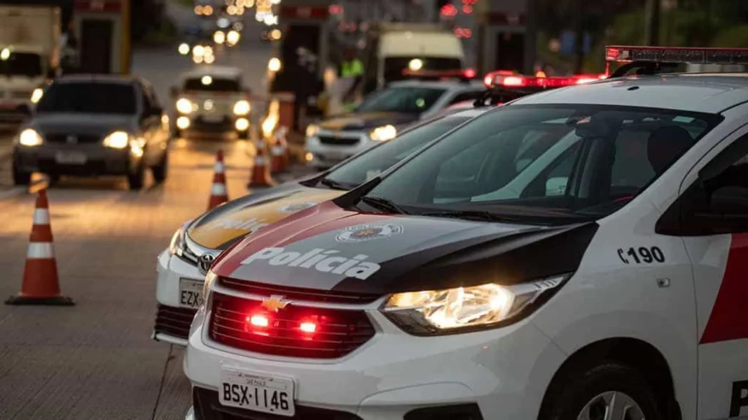 governo-de-sp-investiga-imagens-que-mostram-pms-espancando-suspeito-em-calcada