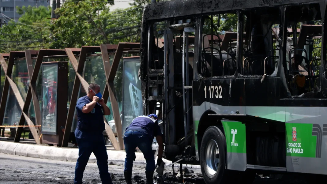 camera-registra-momento-em-que-onibus-e-atingido-por-aviao-em-sp