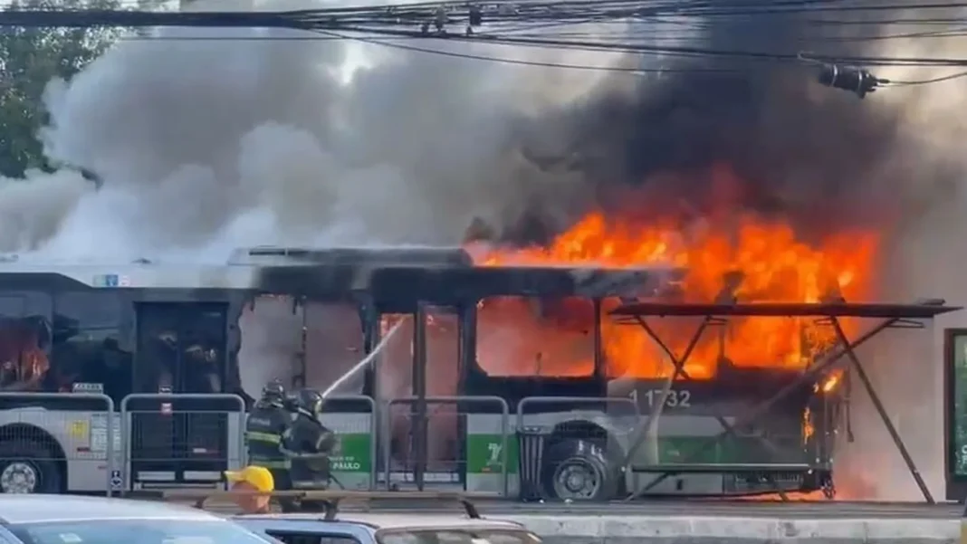 passageiro-de-onibus-atingido-por-aviao-em-sp-diz-que-fuga-ocorreu-pelas-janelas