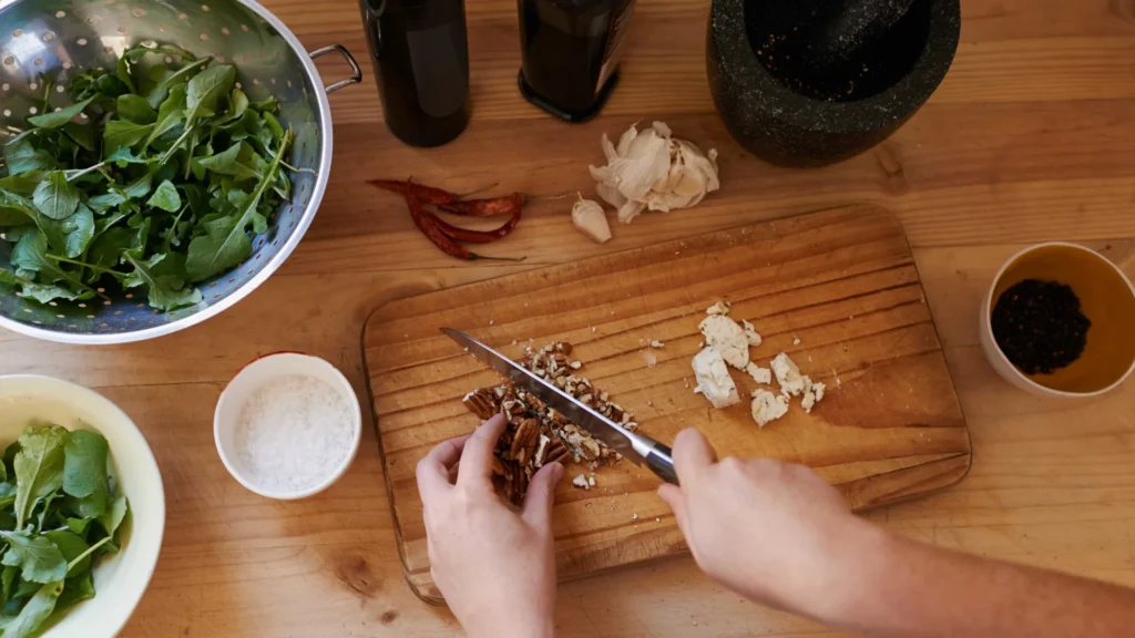 como-limpar-a-tabua-de-corte-corretamente-e-manter-as-bacterias-longe