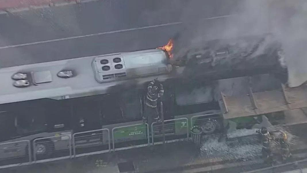 aviao-de-pequeno-porte-cai-na-zona-oeste-de-sp-e-bate-em-onibus